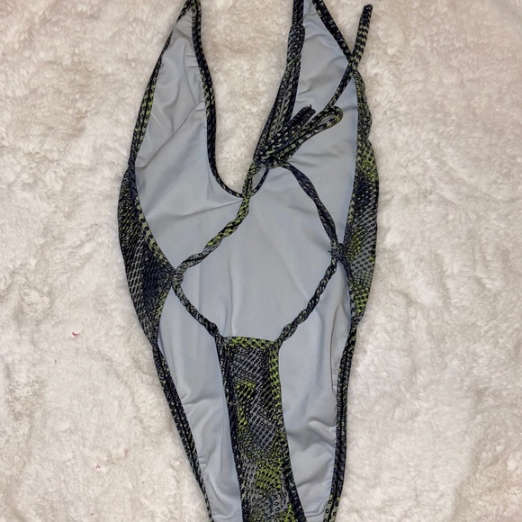 One piece - Picture 2 of 2